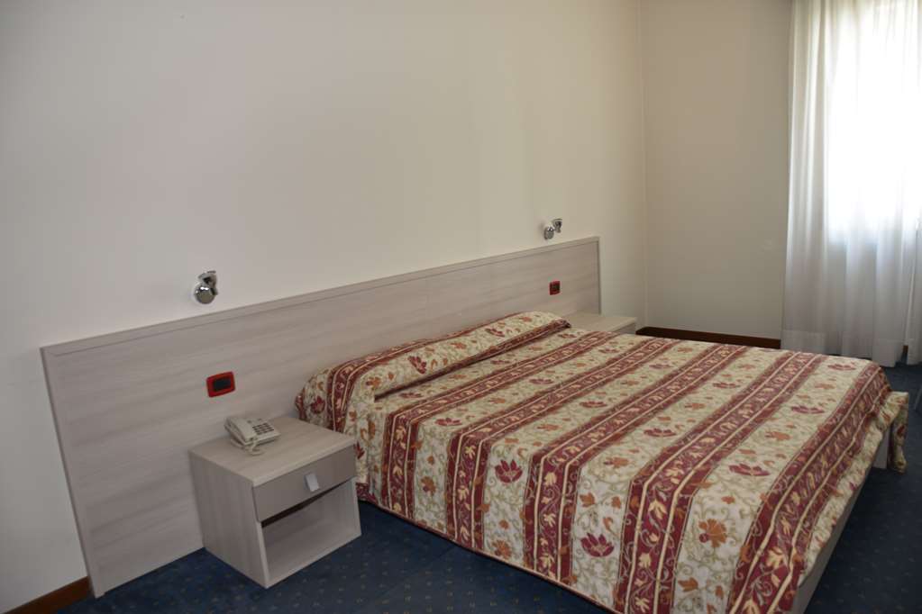 Hotel Fiesta Casalpusterlengo Room photo